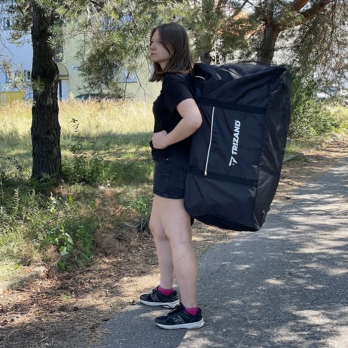 XXL cestovní taška Trizand 23639 o objemu 180 litrů na zádech, prostorná voděodolná taška vhodná na hokejovou výstroj, kempování, cestování i sportovní vybavení.