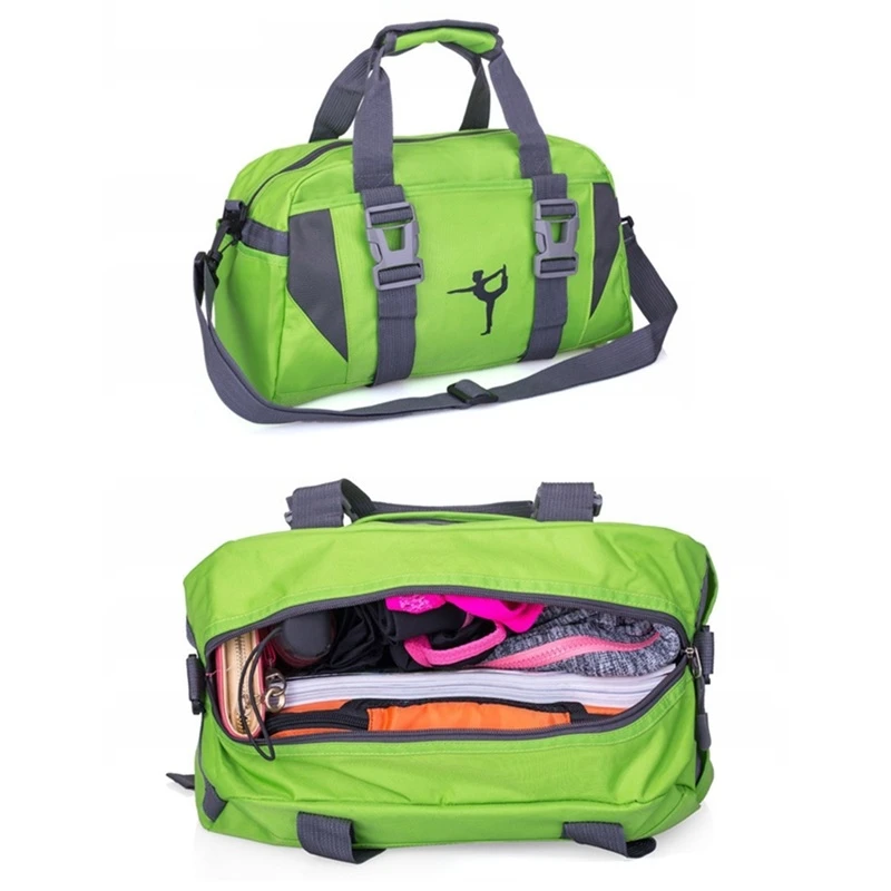 Zelená sportovní taška s ramenním popruhem a madly, otevřená hlavní kapsa ukazuje dostatek prostoru na oblečení a doplňky, ideální do posilovny i na cestování.