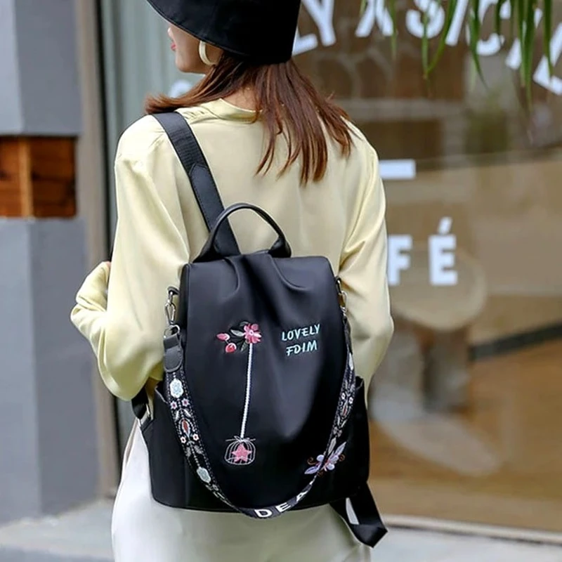 Černý dámský městský batoh DB118