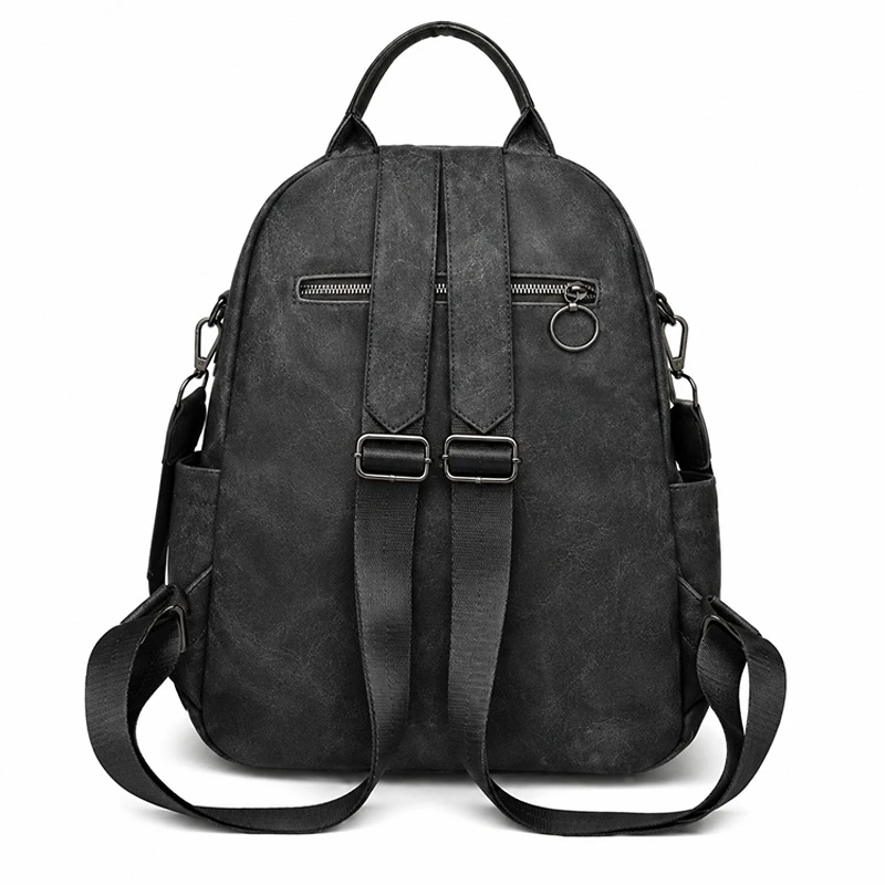 Zadní strana elegantního dámského batohu GP75 z ekologické kůže s nastavitelnými ramenními popruhy a bezpečnostní kapsou na zip proti krádeži.