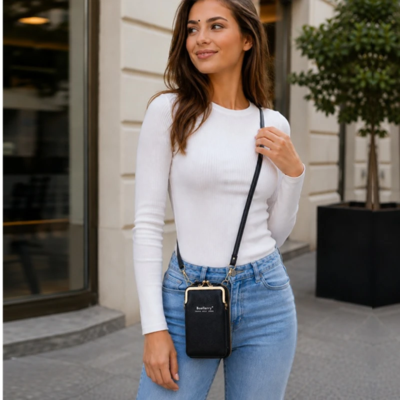 Elegantní černá dámská kabelka na telefon Baellerry přes rameno na mladé ženě v bílém žebrovaném topu a světle modrých džínách. Malá crossbody kabelka se zlatými detaily je ideální na mobil, doklady i drobnosti pro každodenní nošení.
