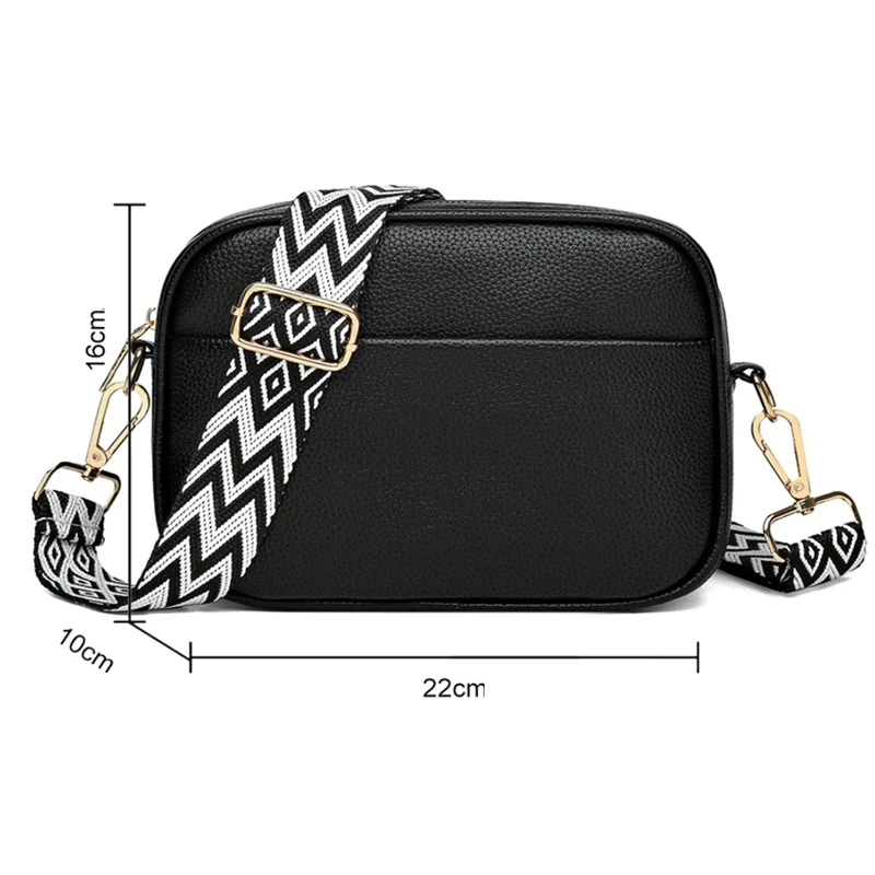 Malá dámská kožená kabelka se širokým popruhem přes rameno