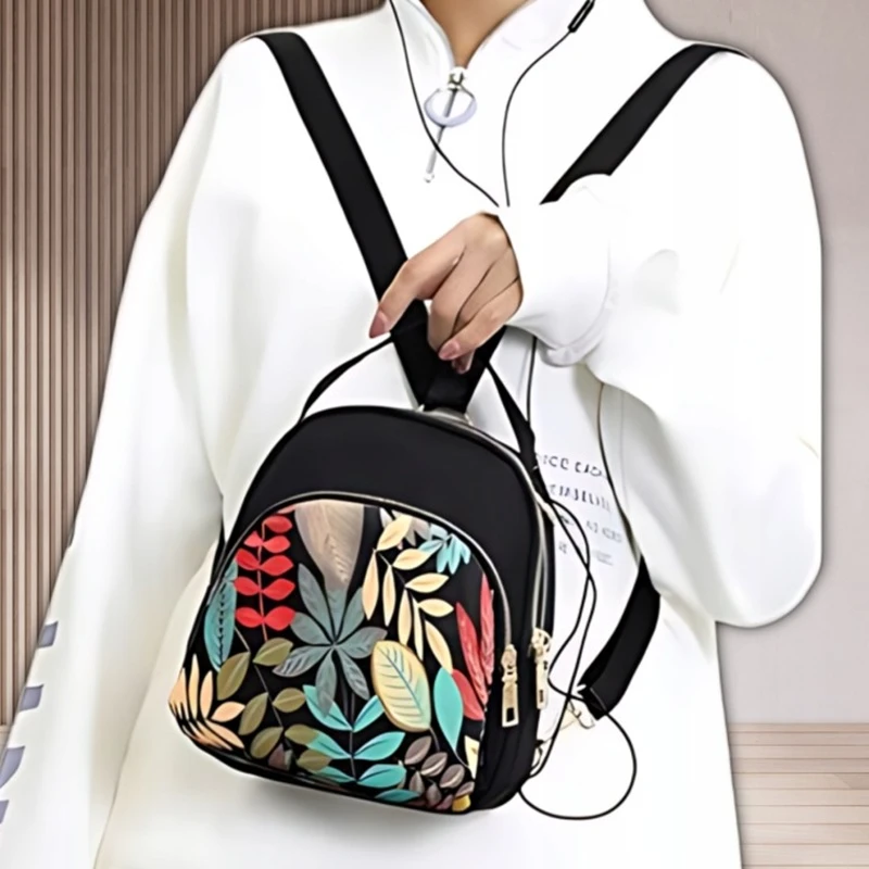 Dámská kabelka 2v1 LISTEK DK62 přeměněná na mini batůžek, pohodlné nošení na zádech, stylový listový motiv a praktické využití na cesty i volný čas.