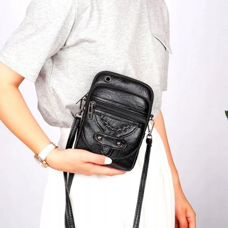 Malá kožená dámská taštička na telefon a doklady přes rameno - černá