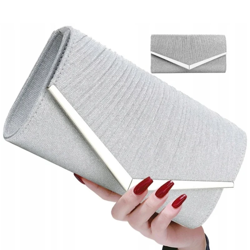 Dámská kabelka ve stříbrném provedení na večírek 