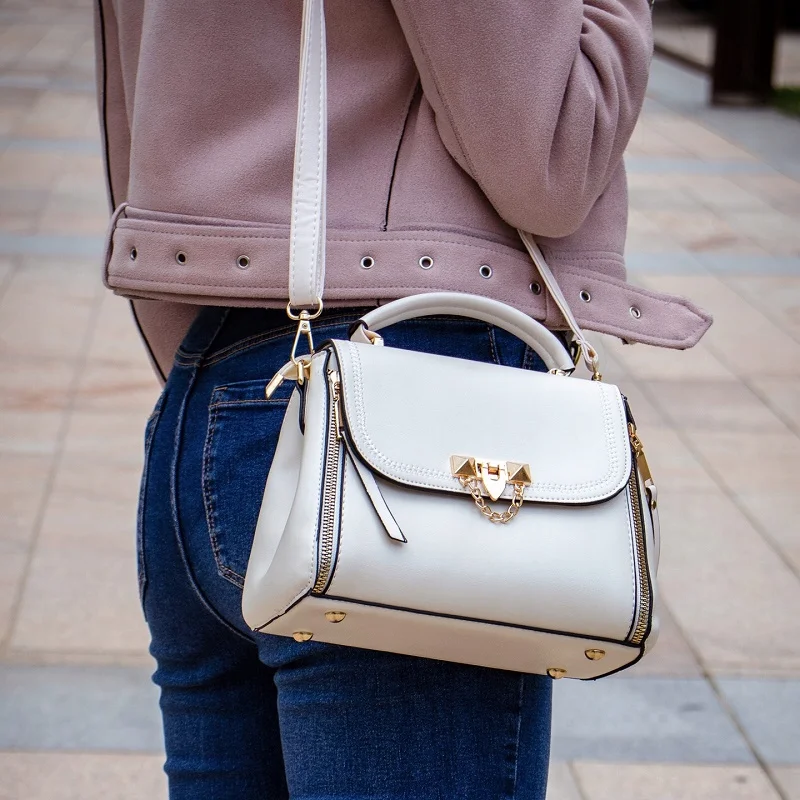 Moderní a levné kabelky do společnosti v béžovém provedení