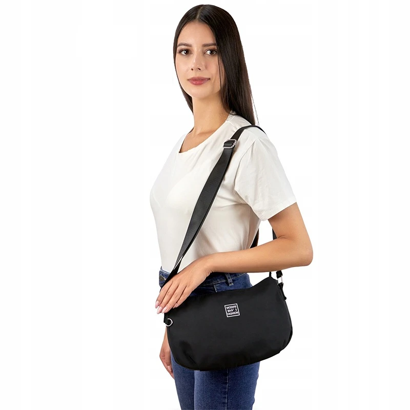 Dámská kabelka přes rameno Fashion MG41 černá na modelce – moderní lehká kabelka na telefon, doklady a každodenní nošení.