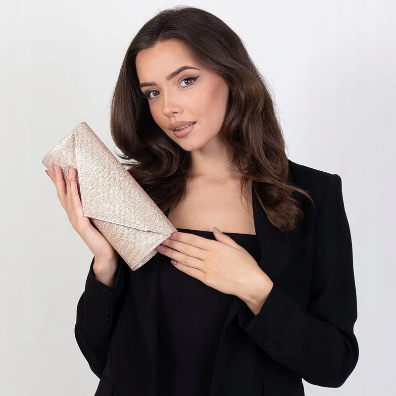 Elegantní dámské psaníčko PS120 béžovo-zlaté v ruce modelky