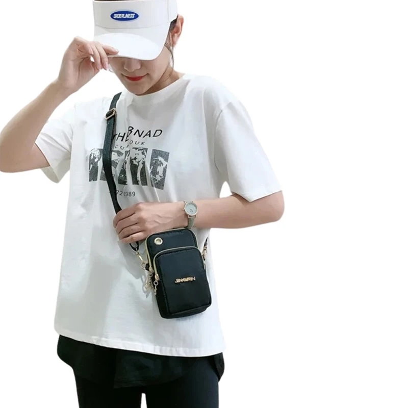 Malá a praktická dámská taštička přes rameno na mobil