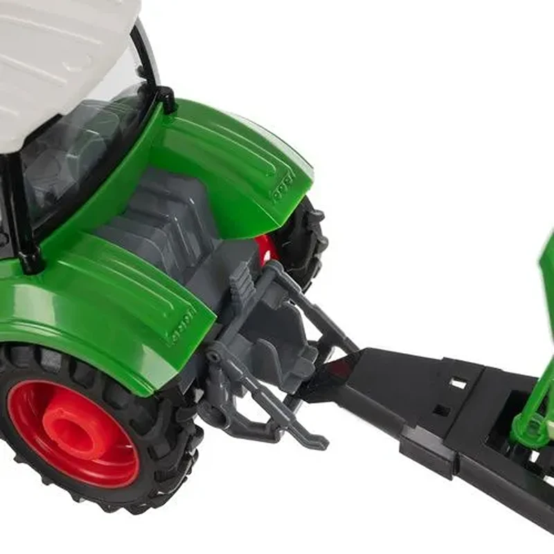 Detail zadního závěsu zeleného traktoru Kruzzel 24850 s připojenou vlečkou