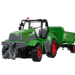 Zelený traktor Kruzzel 24850 s připojeným přívěsem při pohledu šikmo zepředu