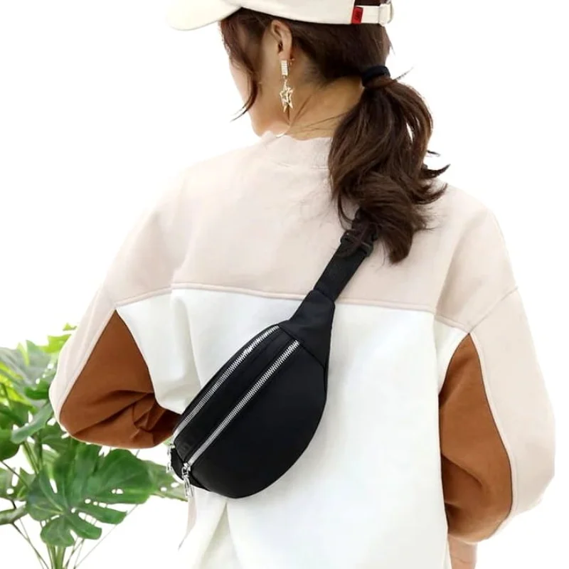 Levná dámská ledvinka v černém provedení + stříbrný zip