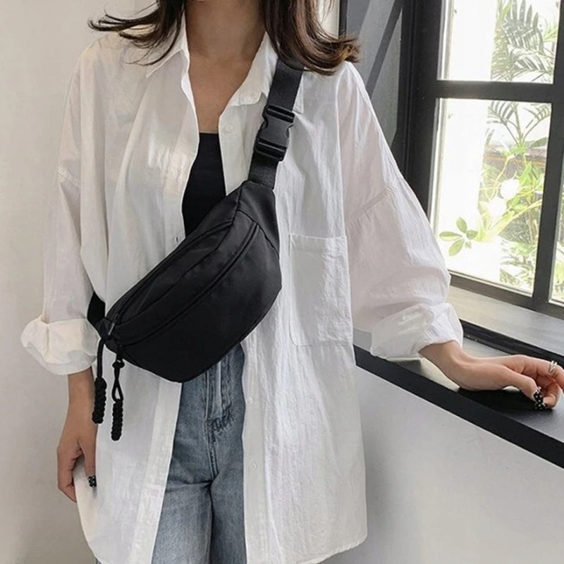 Dámská černá crossbody ledvinka TR14 přes rameno, prostorná a pohodlná, dvě kapsy na zip, ideální na mobil, peněženku a doklady.