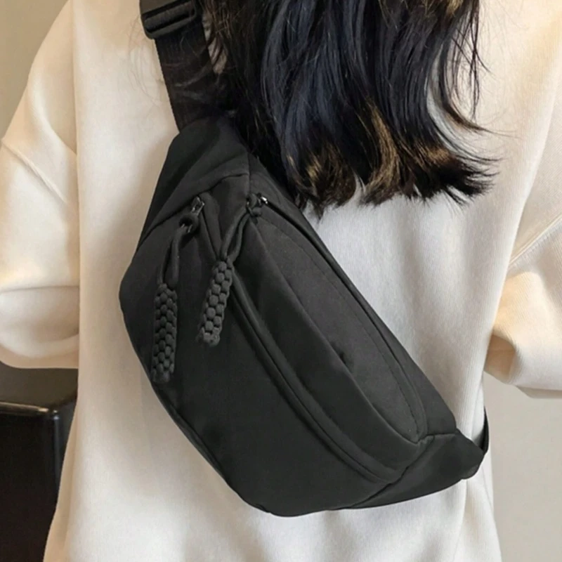 Moderní černá ledvinka TR14 přes záda, lehká a stylová, s nastavitelným popruhem a praktickými kapsami na zip.