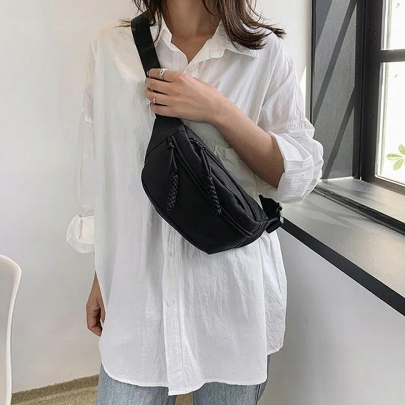 Velká dámská ledvinka TR14 nošená přes rameno, elegantní černé provedení, pohodlný popruh a dostatek prostoru pro každodenní potřeby.