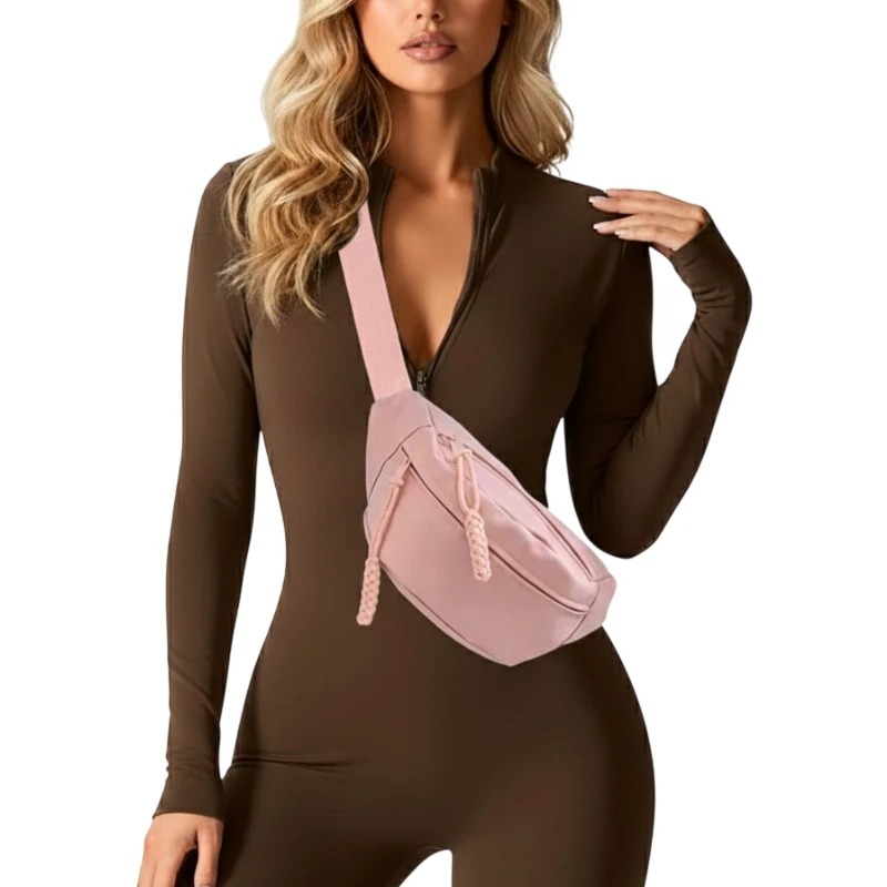 Dámská růžová ledvinka přes rameno nošená crossbody na postavě, s nastavitelným popruhem, dvěma kapsami na zip a ozdobným copánkem, vhodná pro každodenní nošení.