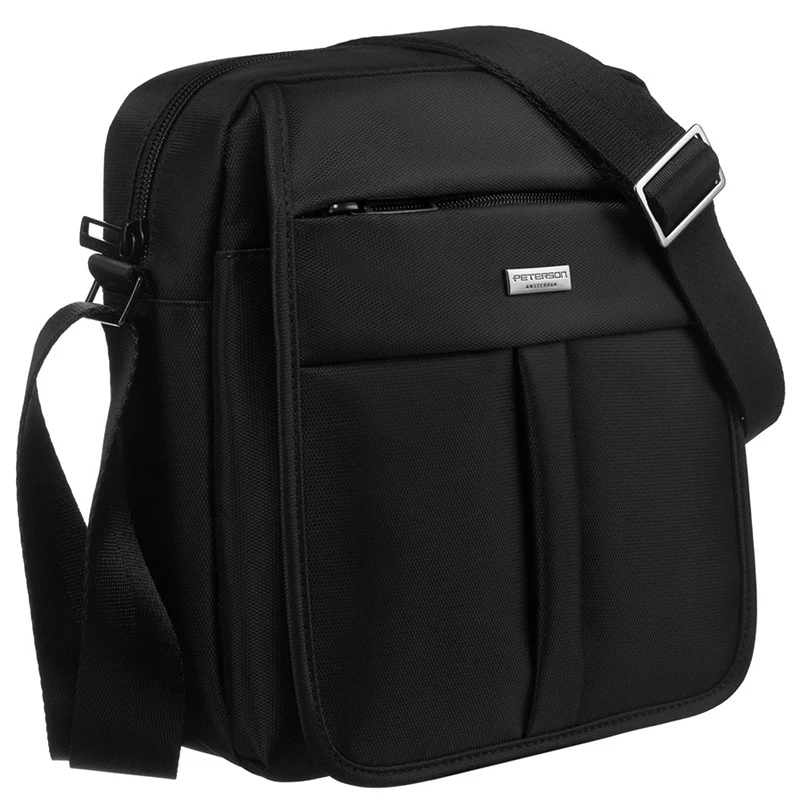 Pánská městská taštička přes rameno Peterson PTN732 černá – šikmý pohled na prostornou crossbody tašku z odolného polyesteru s přední kapsou na zip a nastavitelným ramenním popruhem.