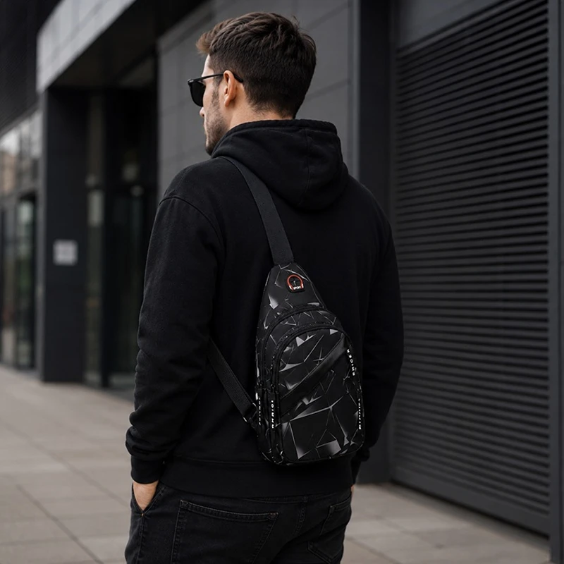 án s černým crossbody batůžkem přes jedno rameno v městském prostředí – malý sportovní batoh s geometrickým vzorem vhodný na každodenní nošení, cestování i volný čas.