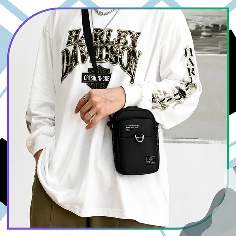 Pánská taštička SPORTS R12 v černé barvě nošená crossbody na hrudi. Lehká a kompaktní taška přes rameno s nastavitelným popruhem nabízí dostatek prostoru pro telefon, doklady, peněženku, klíče i další nezbytnosti při každodenním nošení.