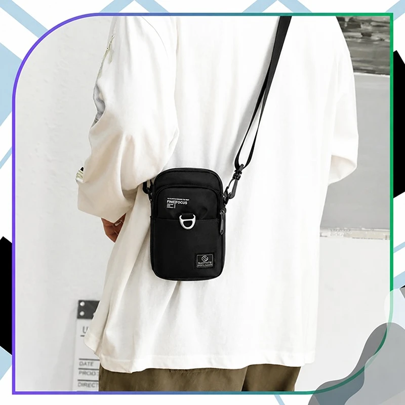 Pánská taštička SPORTS R12 v černé barvě nošená přes rameno na zádech. Kompaktní crossbody taška s nastavitelným popruhem poskytuje pohodlné nošení a dostatek prostoru na telefon, doklady, peněženku, klíče i další každodenní nezbytnosti.