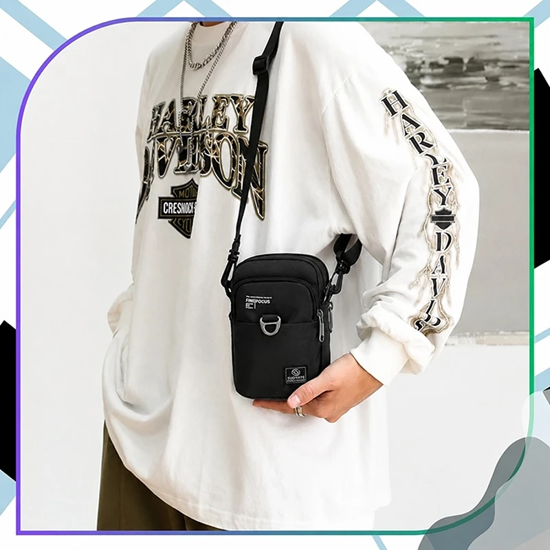 Pánská taštička SPORTS R12 v černé barvě nošená přes rameno na muži. Kompaktní crossbody taštička s nastavitelným popruhem je ideální na telefon, doklady, peněženku, klíče i další drobnosti pro každodenní nošení i cestování.