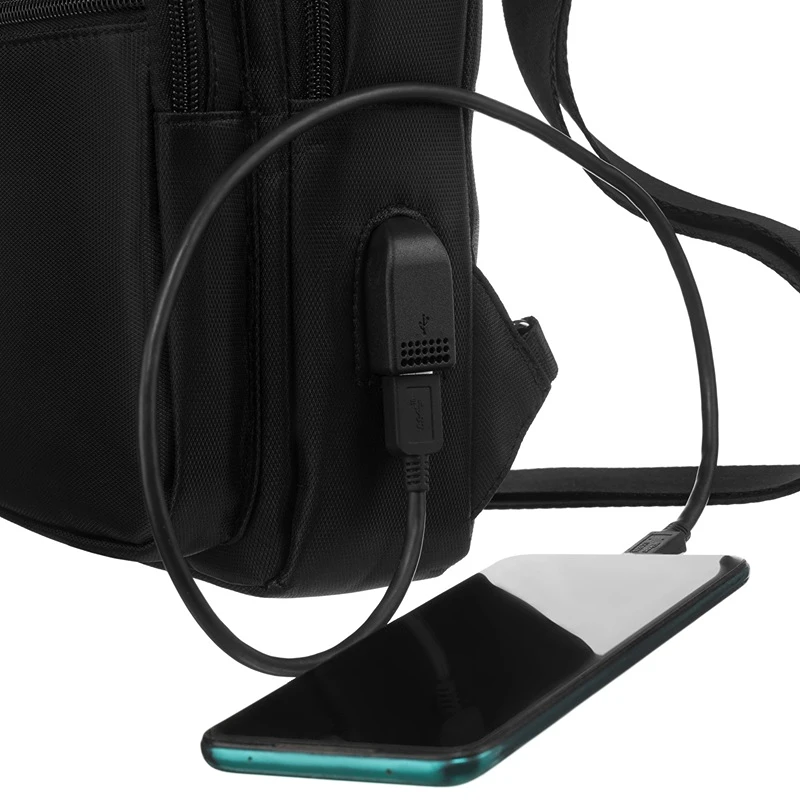 Detail externího USB portu malého pánského batohu Rovicky R732 pro pohodlné nabíjení telefonu