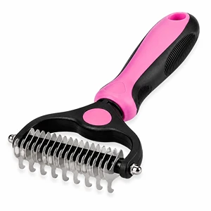 Vyčesávací hřeben na srst psa a kočky RO1939 v růžovém provedení s ergonomickou rukojetí a 17 nerezovými čepelemi pro šetrné odstranění podsady.