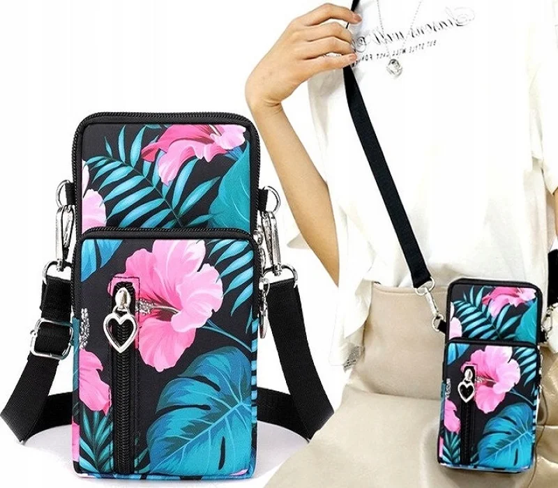 Detail černé crossbody taštičky KVĚT RO74 s růžovými květy a modrými listy při nošení na ženě