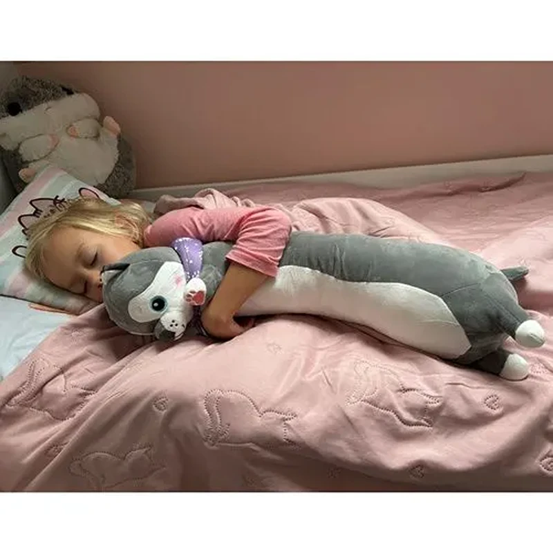 Dlouhý plyšový pejsek Kruzzel 24714 – šedý polštář 70 cm