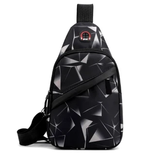 Černý pánský sling batoh R10 s geometrickým vzorem a jedním ramenním popruhem.